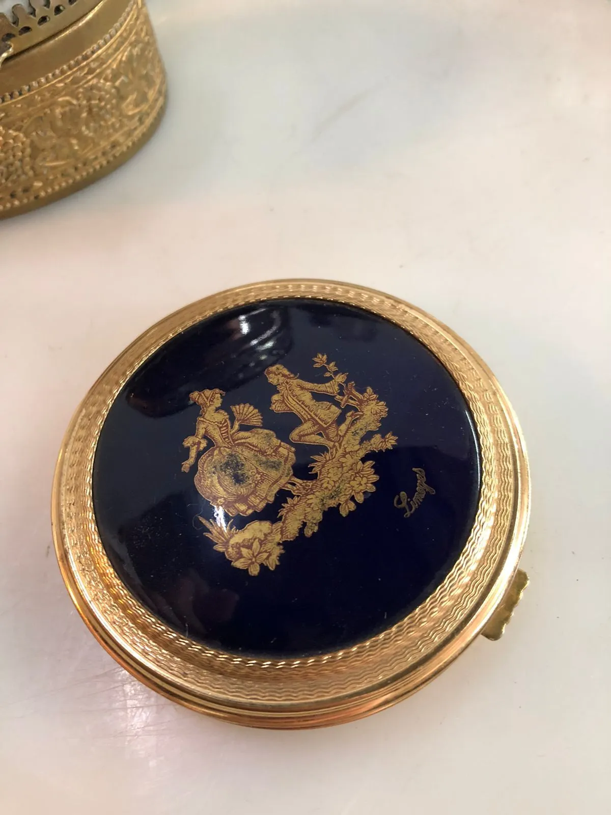 POLVERA  LIMOGES CON AZUL COBALTO  ESCENA GALANTE (PL)  8 CM 