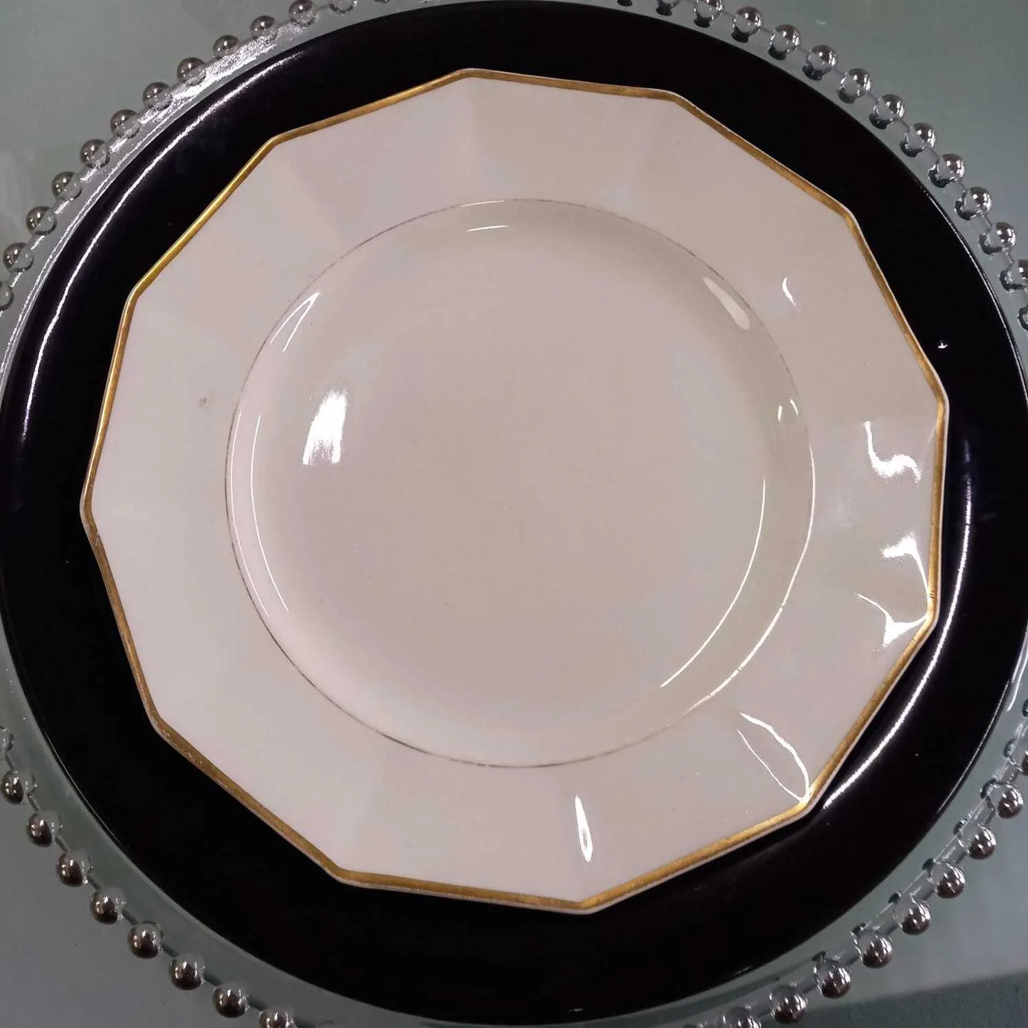 PLATO PLAYO  HEXAGONAL Borde Oro  Diam 23 cm 