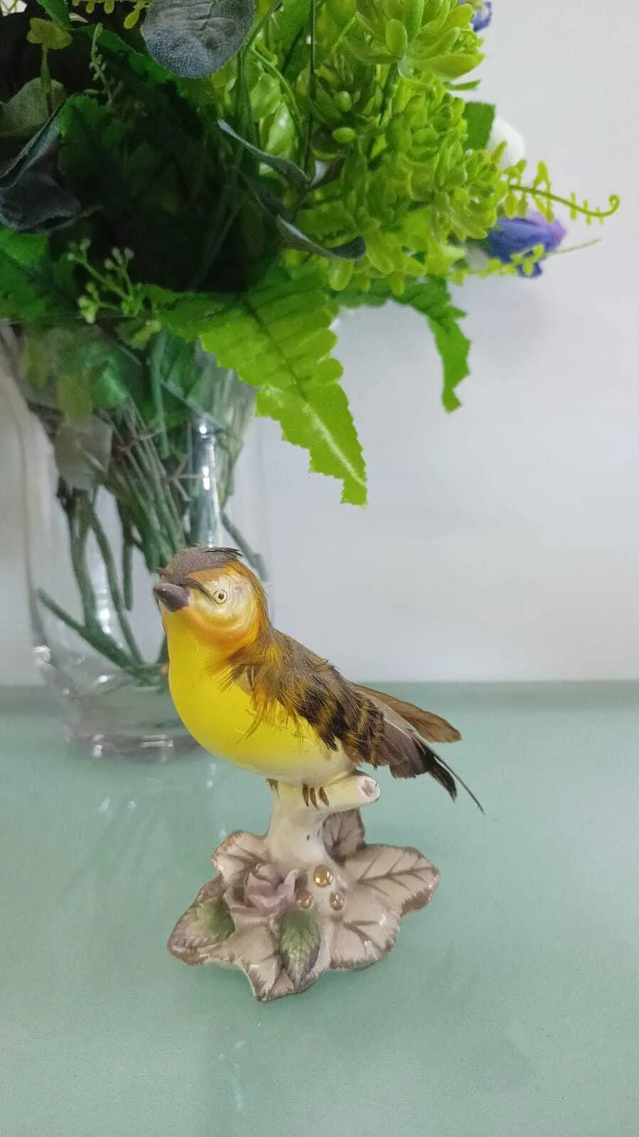 FIGURA DE PAJARO DE PORCELANA  JAPONES  CON PLUMA REAL. Mide 14 cm  x  Alto  12 cm 