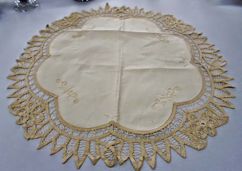 CARPETA REDONDA  BRODERIE "TE CON LECHE" 55 cm