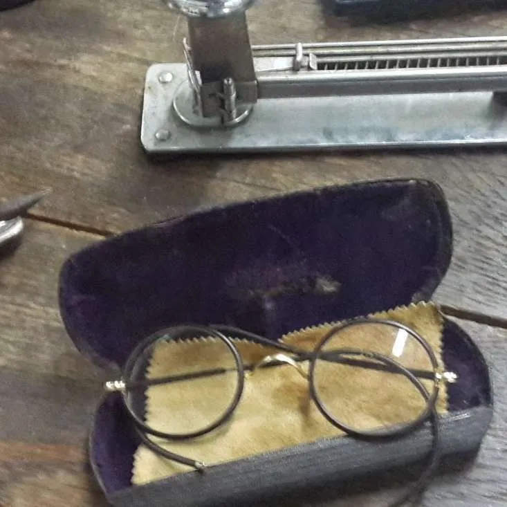 ANTEOJOS ANTIGUOS MARCO NEGRO  HARRY P