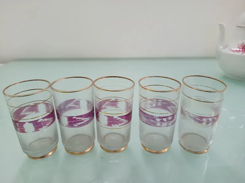 VASO ANTIGUO CRISTAL FRANJA ROJA FINA Y BASE ORO - B. 5  X 10 CM ALT- "VAR"