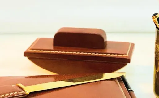 SECANTE DE  CUERO CON PESPUNTE