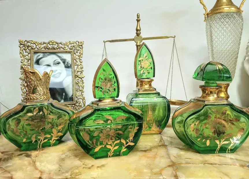 JUEGO DE PERFUMEROS CRISTAL VERDE Y ORO - 4 PZAS.