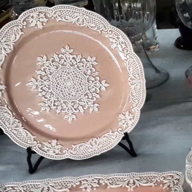 BANDEJA  REDONDA ROSA  BRODERIE   25 CM (CPA017)