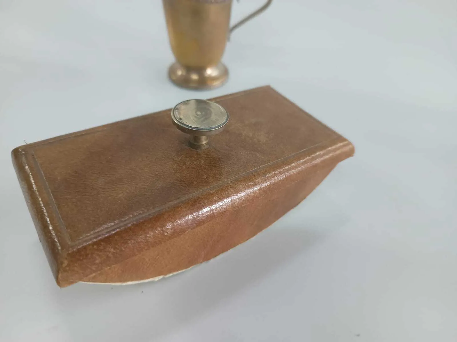 SECANTE DE CUERO CON BOTON DE BRONCE