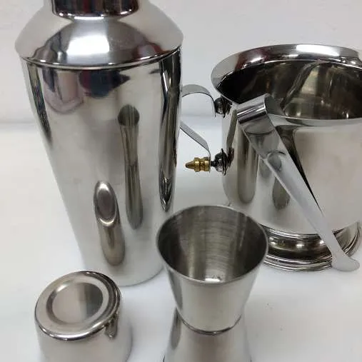 JUEGO COCTELERIA  ACERO INOXIDABLE. 6 PIEZAS  ALT.23 CM