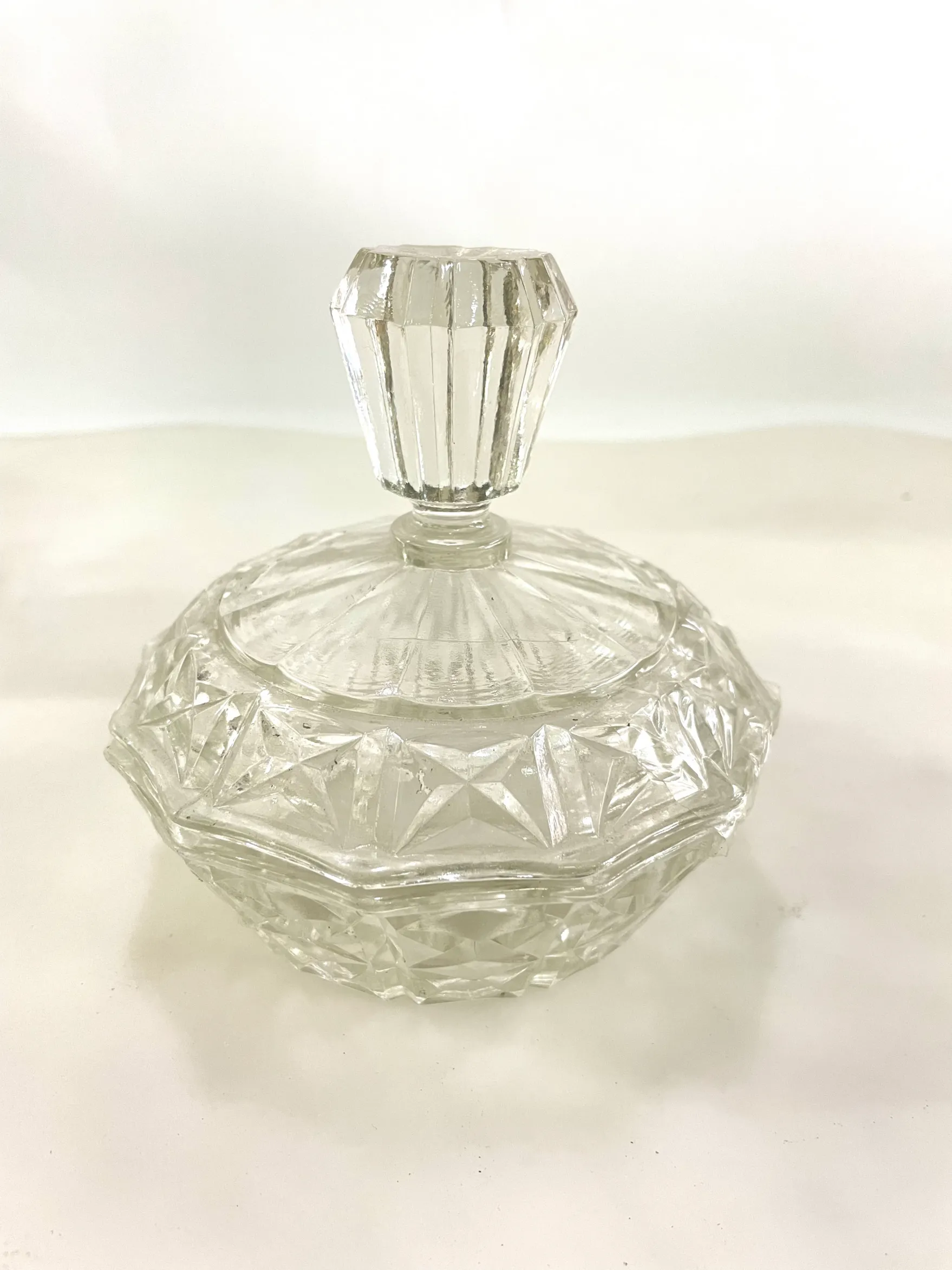 BOMBONERA CRISTAL TALLADO CON TAPA 13X12CM (BCT02)