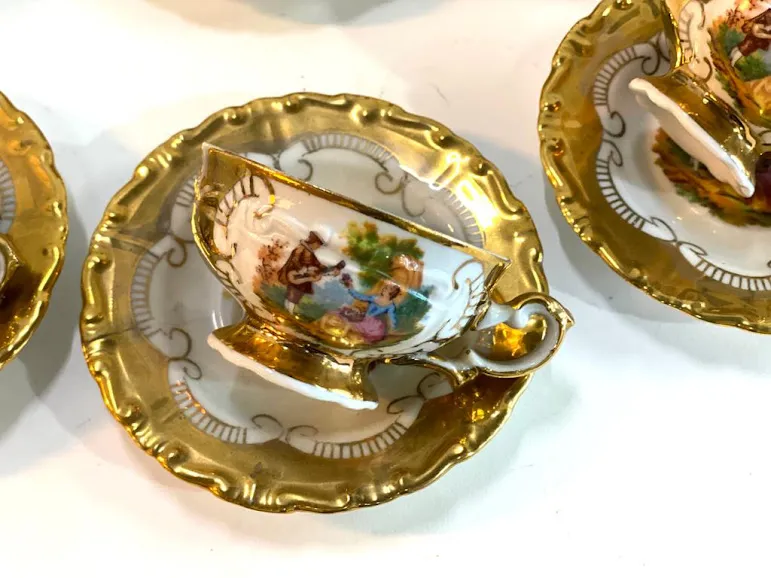 TAZA DE CAFE  DORADA CON ESCENAS GALANTES BAVARIA