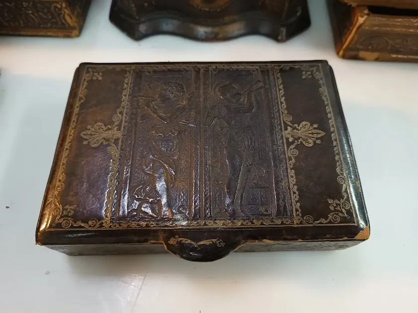 CAJA DE CUERO REPUJADO "TROMPETAS" 18 X 12 X 4 CM