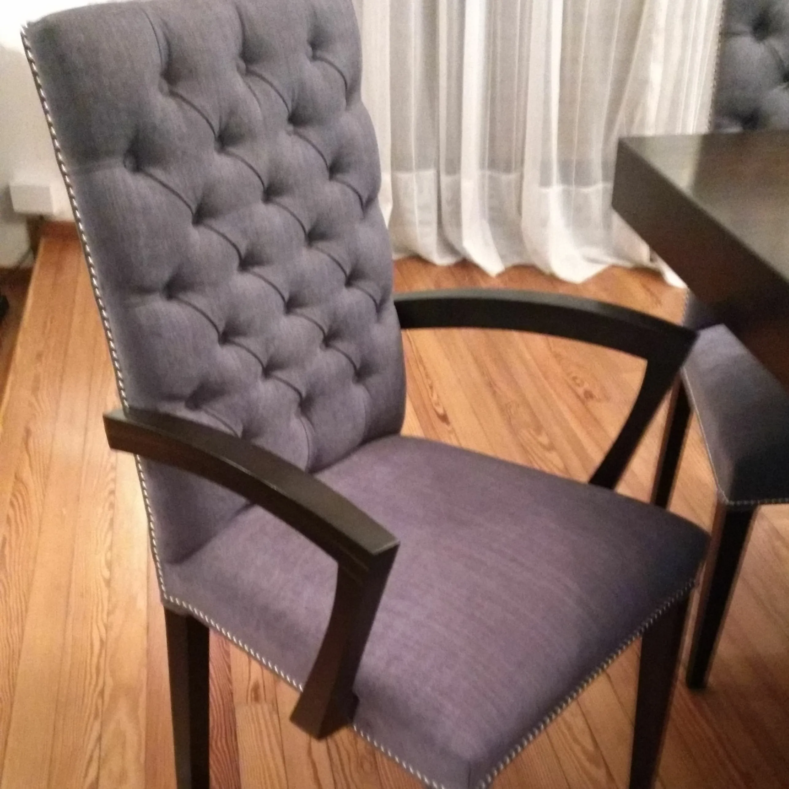 SILLON PANA GRIS CON CAPITONE LINEA URBAN 