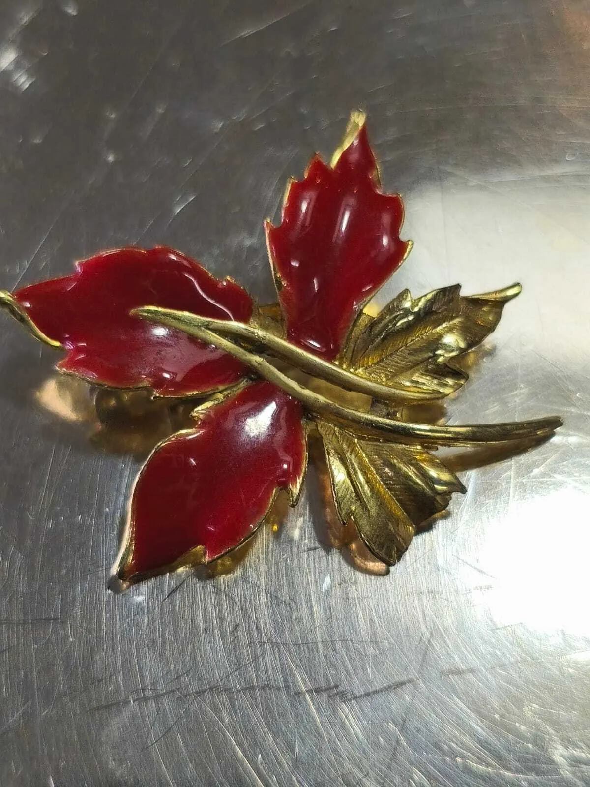 BROCHE HOJAS DORADO  Y ROJO 5 CM