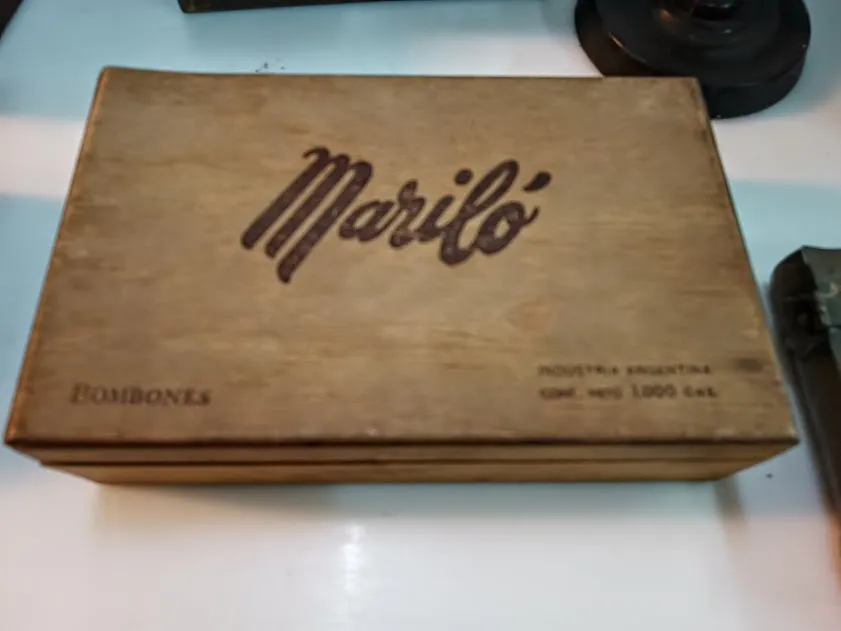 CAJA DE MADERA BOMBONES MARILO 26 X 16 X 4 CM