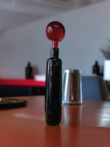 BOTELLA AZUL OSCURO TAPA ESFERA ROJA - 35 cm alt.