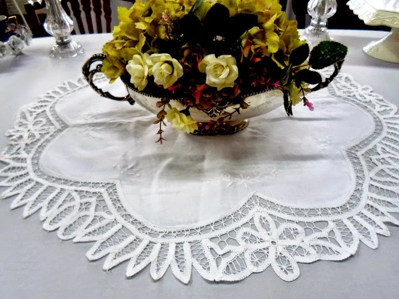 CARPETA  REDONDA CON  BRODERIE  BLANCA - DIAM  65 cm