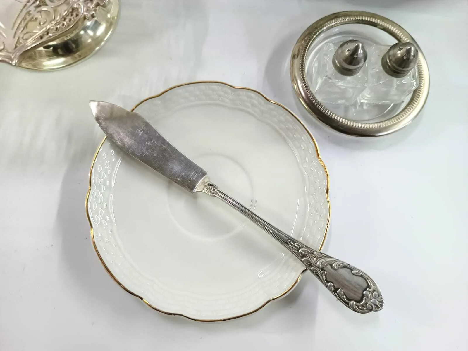 PLATOS DE TE VERBANO BORDE ORO RELIEVE- 14 CM