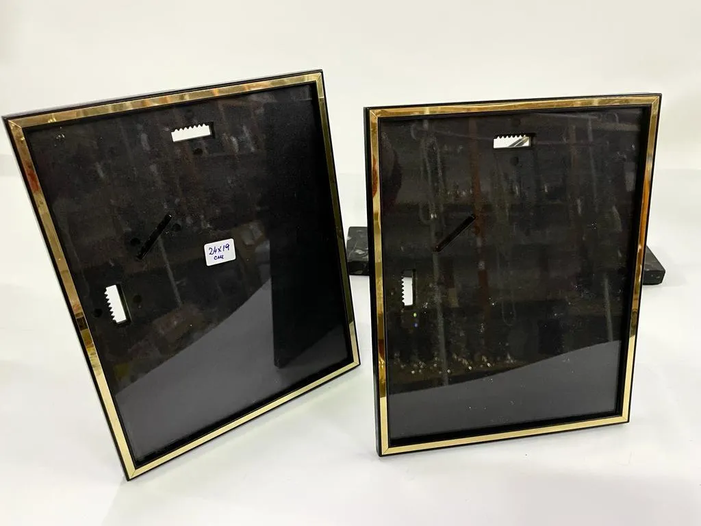 PORTA RETRATO BORDE ORO LISO  "PR24 " 24 X 19 CM INT.