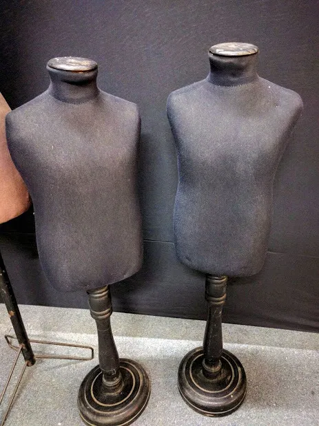 MANIQUI  PEQUEÑO NEGRO  BASE DE MADERA  46X 27CM  ALTO TOTAL 96 CM 