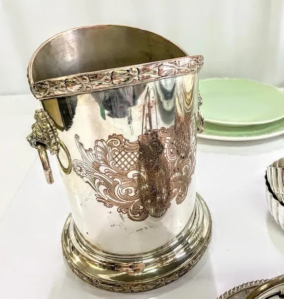 PORTA BOTELLA PLATA ANTIQUE CON ASAS LEON Boca 12 x 19 cm alt. 