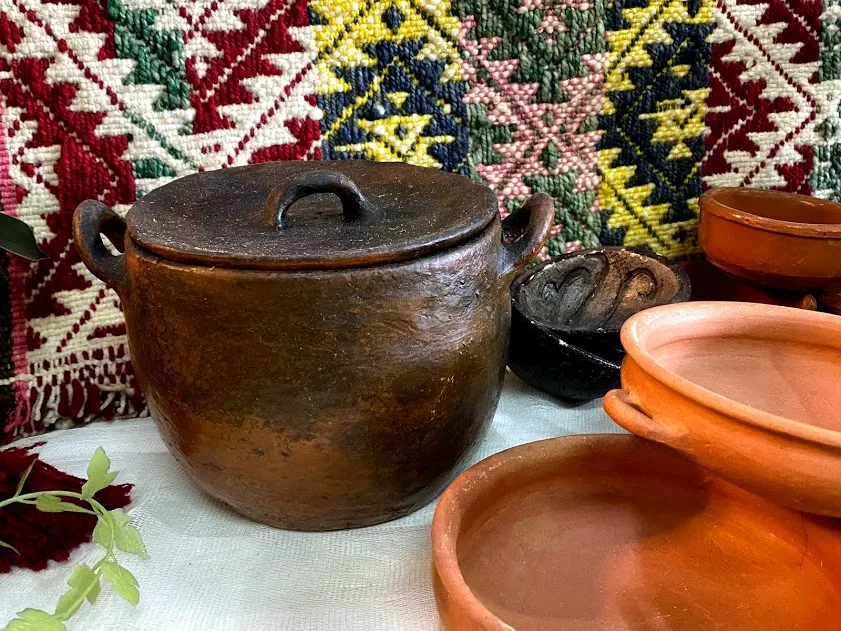 OLLA DE BARRO CON TAPA