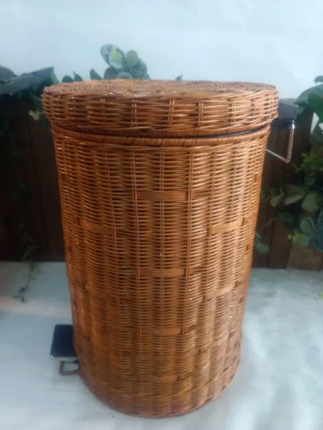CESTO DE RESIDUO  MIMBRE CON TAPA  27 X 42  ALTO 