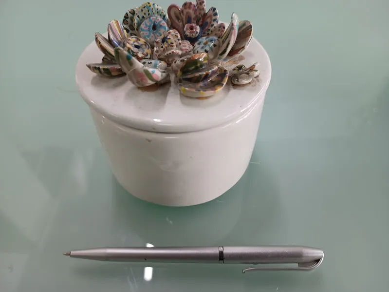 ALHAJERO CERAMICA BLANCA  TAPA CON FLORES  " ACT"-   Diam 10 x 8 cm Alt.