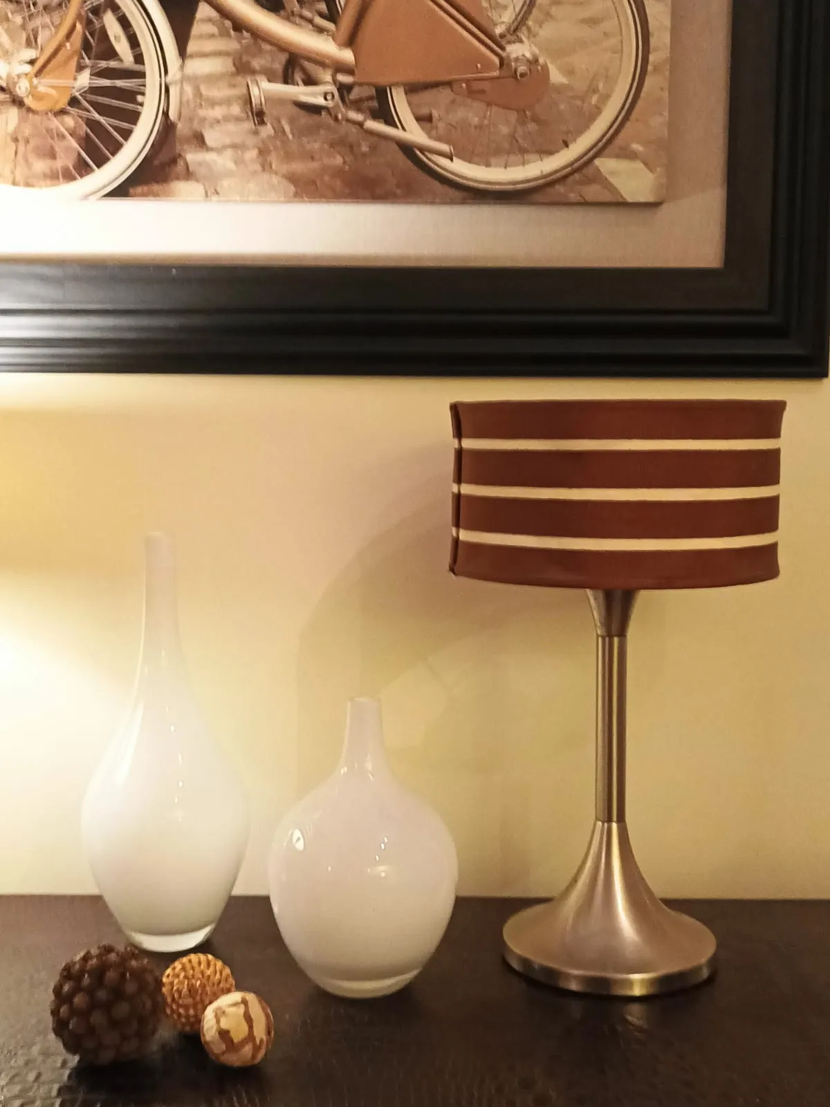 LAMPARA DE MESA - VELADOR  PANTALLA  MARRON RAYAS 