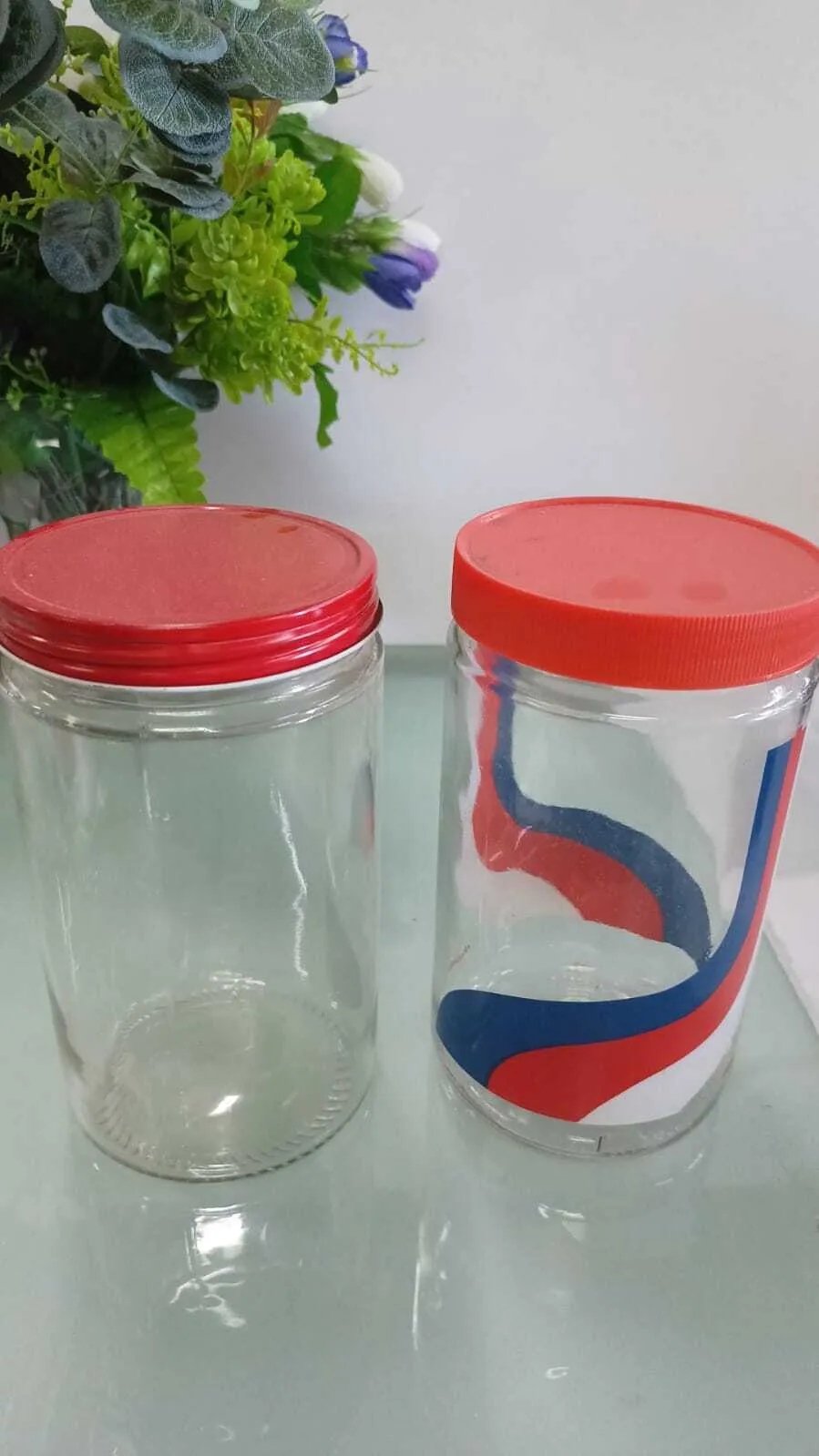 FRASCO DE VIDRIO CON TAPA ROJA  Diam  11 cm  x  Alto  20 cm 