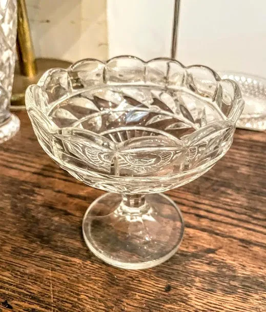 CENTRO CRISTAL LABRADO CON PIE  BORDE ONDAS  "CBO"