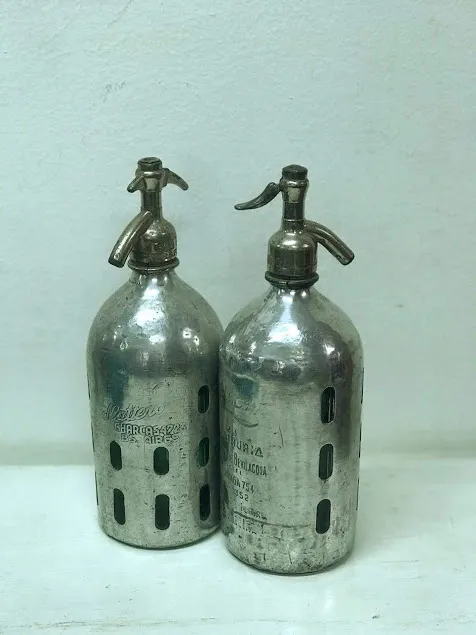 SIFON ANTIGUO CON FUNDA   DE METAL