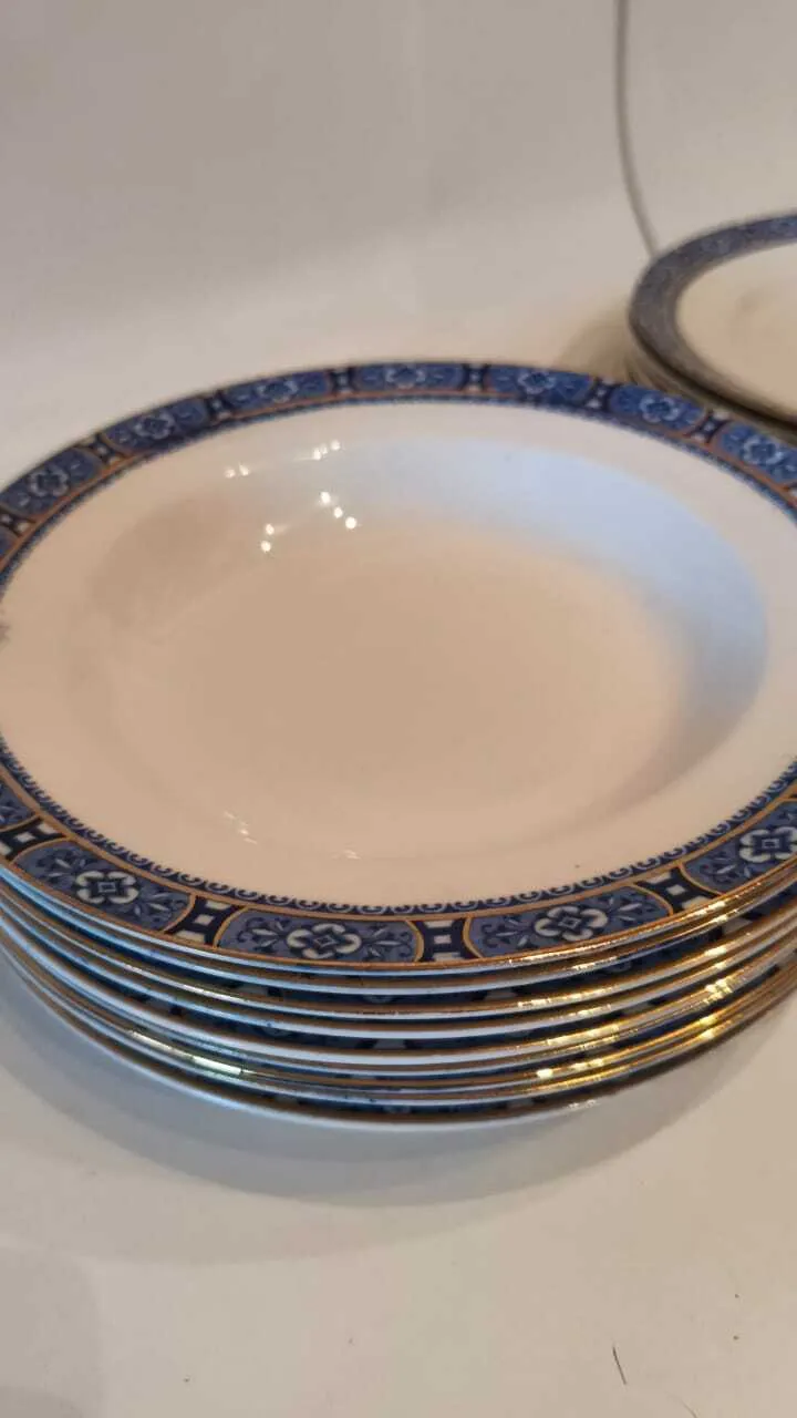 PLATO HONDO AZUL PORCELANA ENGLAND WOODS & SOONS: Dim 22 cm 