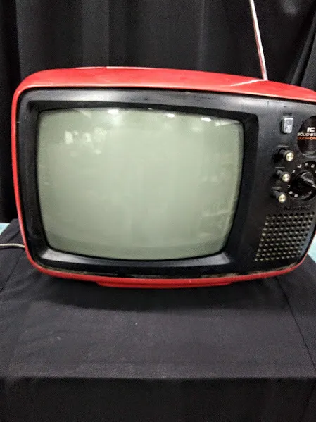 TELEVISOR  ROJO NATIONAL (ENCIENDE)
