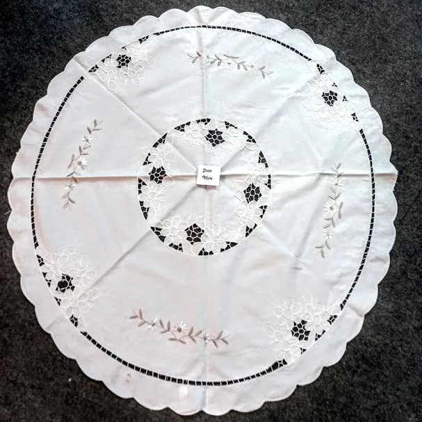 CARPETA  BORDADA  Y CALADA " BELGICA"  DIAM. 0.90 MT 