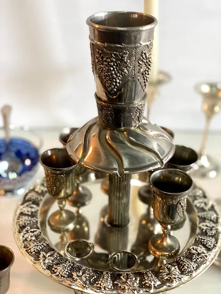 DISPENSER  DE VINO RITUAL JUDAICO .9 VASOS ALT 35 CM