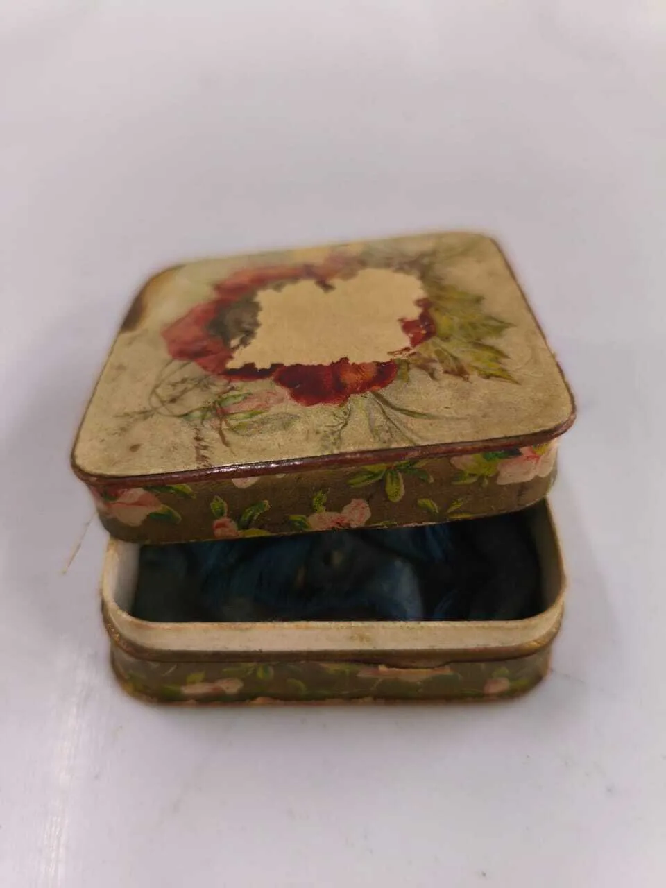 CAJITA CON ESTAMPADO  FLORES ROSAS   "CEFR" Medida : 6 X 6CM , Alto 2 cm 