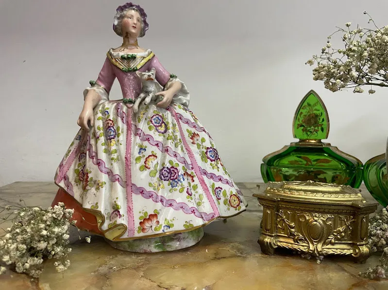 FIGURA DAMA ANTIGUA CON PERRITO  Ancho: 20 x 25 cm alt.