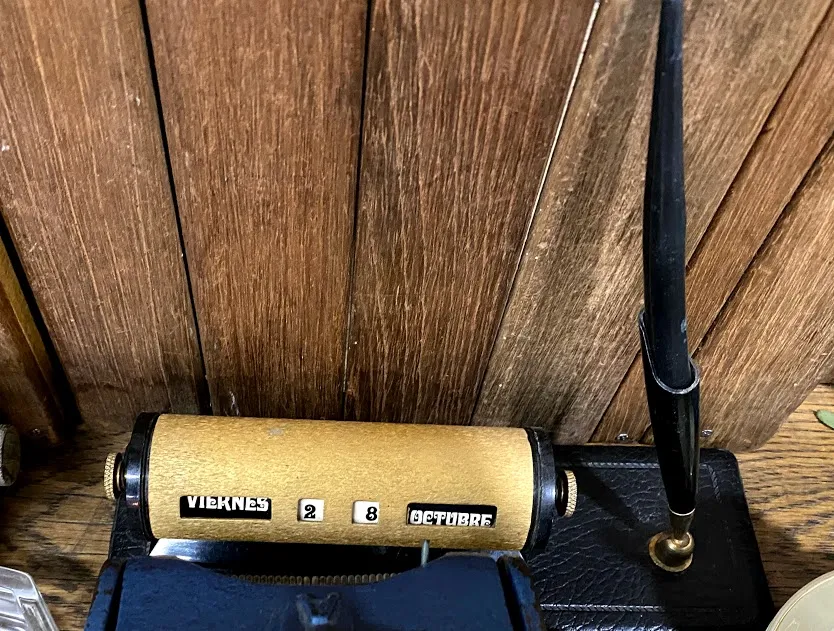 ESCRIBANIA CON CALENDARIO CON 1 PORTA LAPIZ