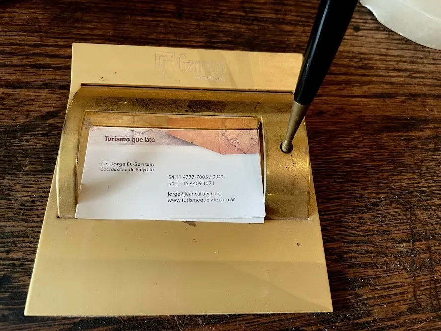 TARJETERO  DORADO  CON PORTA LAPIZ  - "TPL" 12 X 12 CM