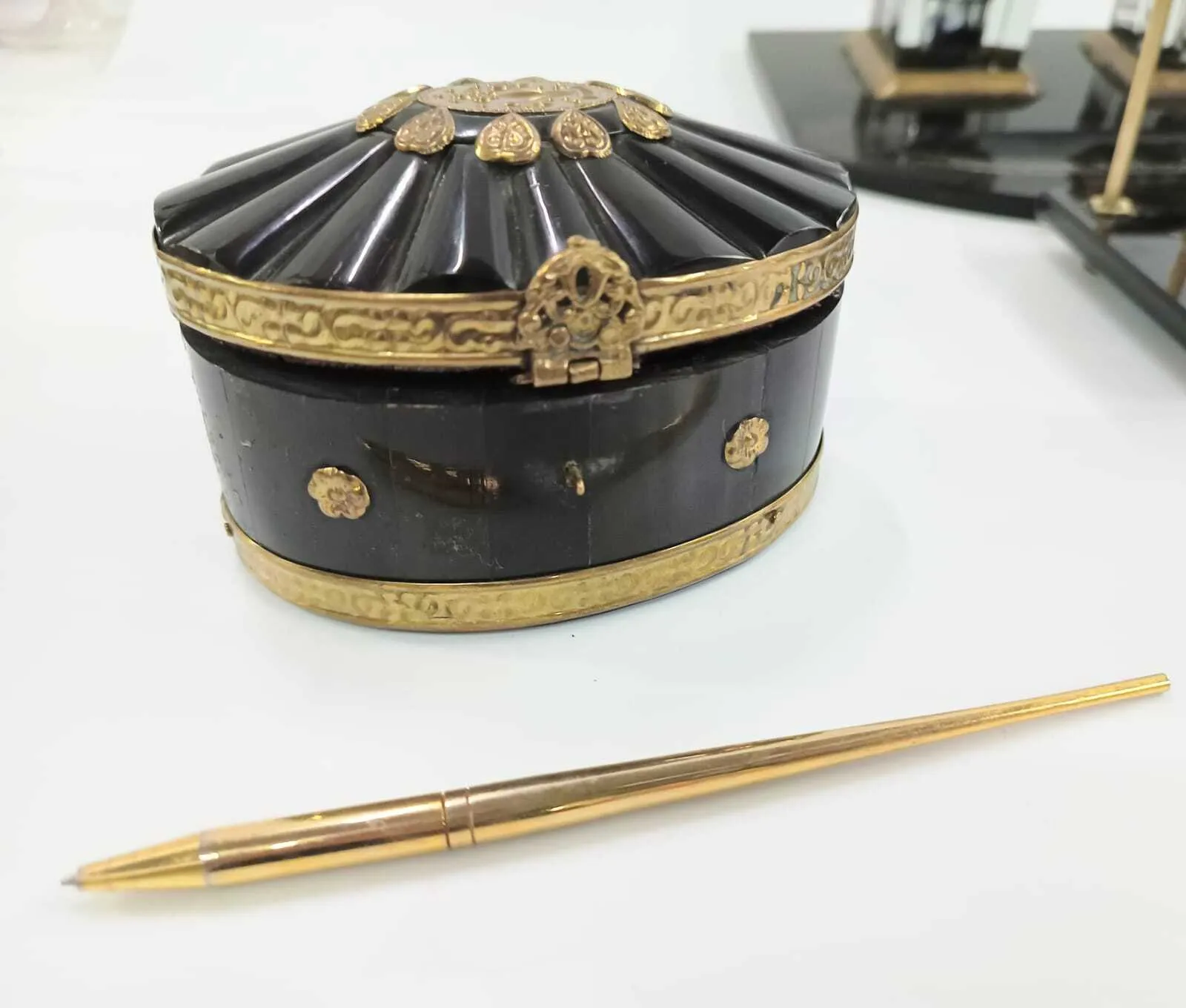 ALHAJERO  OVAL LACA NEGRA CON BRONCERIA 12 X9 X 6 CM ALT. "ALH1 "