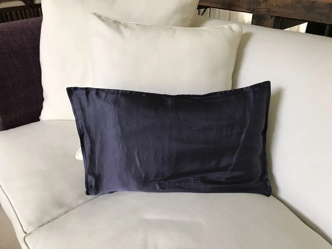 ALMOHADON SATEN AZUL 50X30- (SAR)