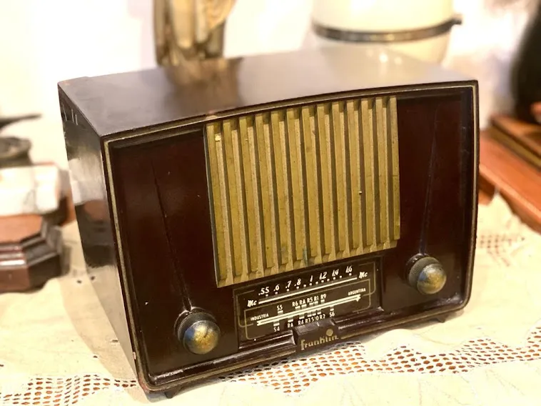 RADIO DE BAQUELITA  "FRANKLIN"  24 X 12 X 15 ALT.