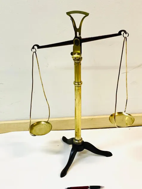 BALANZA JUSTICIA  CON 2  PLATILLOS Alto .60 cm -ancho 33 cm platillo 9.5 cm