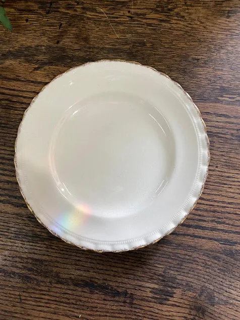 PLATO PRINCIPAL INGLES MARFIL CON BORDE ORO&G MEAKIN  22 CM 