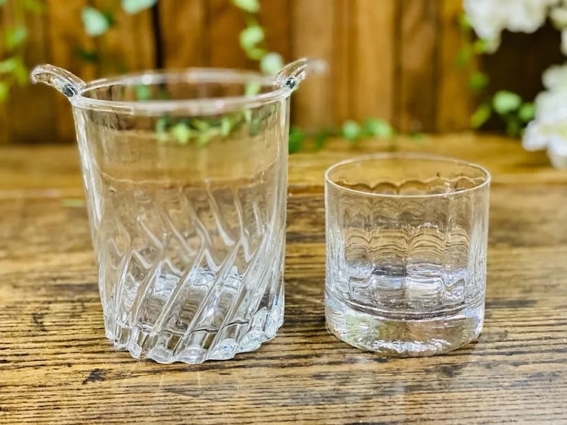 HIELERA DE CRISTAL CON ASAS TALLAS EN LA BASE  HIE1