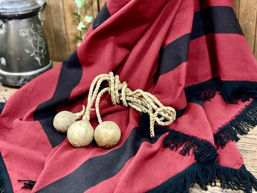 GRAN PONCHO ROJO CON FLECOS, RIBETES Y FRANJAS NEGRAS -  Cod. PO 01