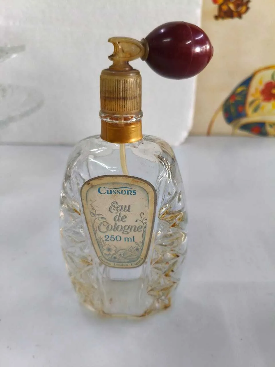 PERFUMERO ANTIGUO CUSSONS CON VAPORIZADOR ROJO "PACV" Medida  alto 18 x  10 cm 