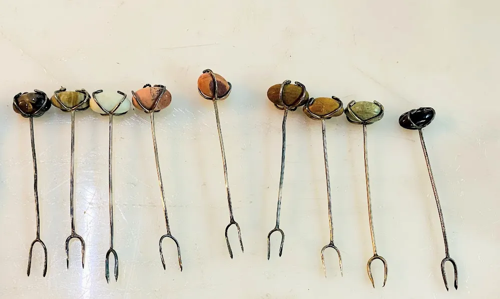 PINCHES COPETIN CON PIEDRA VERDE