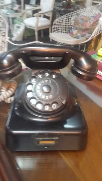 TELEFONO NEGRO ANTIGUO CON ETIQUETA  "TNE"