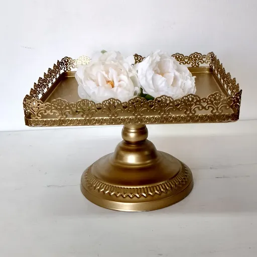 PIE DE TORTA ORO CUADRADA  PUNTILLA  28 X28 x 20  CM (CO025)