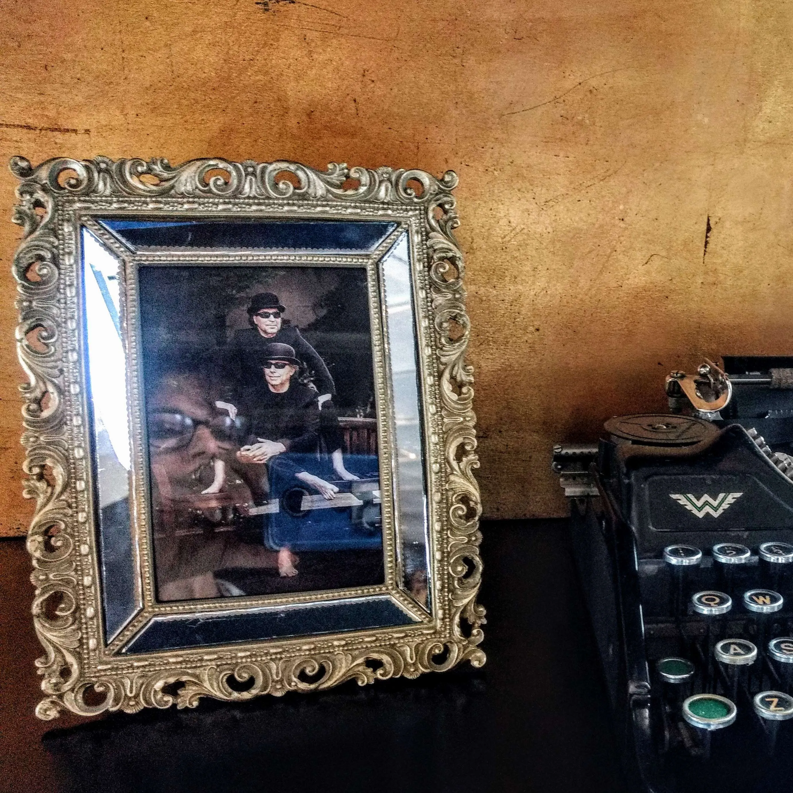 PORTA RETRATO BRONCE CON BORDE ESPEJADO 10 X15